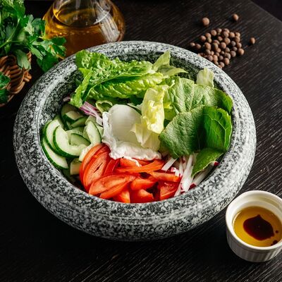 Овощной салат с яйцом пашот в Crazy Hunter по цене 440 ₽