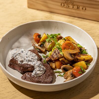 Медальоны из говяжьей вырезки с картофелем в Bistro Оstro по цене 1390 ₽