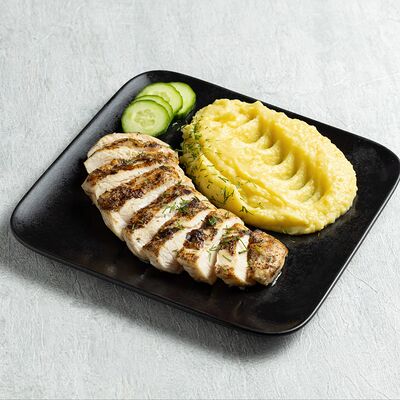 Куриная грудка на гриле с картофельным пюре в Bandeatos по цене 495 ₽