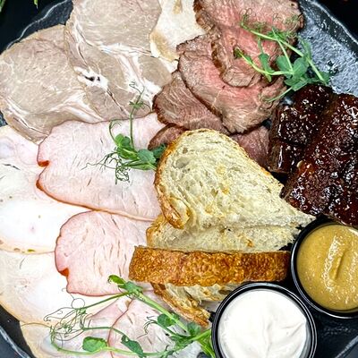 Ассорти мясных деликатесов в Пели Ели На Качели по цене 1400 ₽