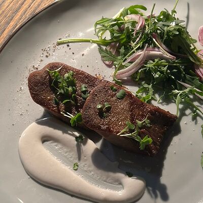 Медальоны из говяжьего языка с муссом из хренав Угли по цене 1150 ₽