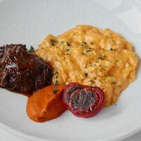 Скрэмбл с телячьими щечками и кремом из перцев в Osteria 345