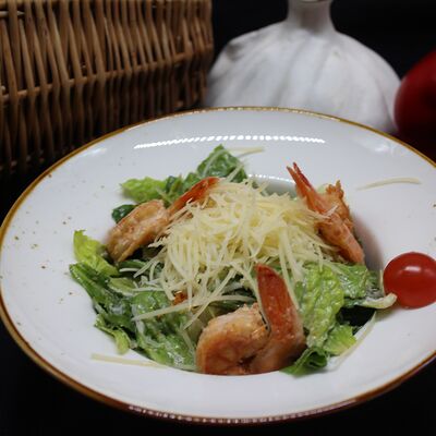 Цезарь с креветкамив Кафе Хинкальная по цене 930 ₽