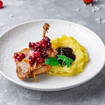 Утиная ножка Конфи с клюквенным соусом и картофельным пюре в Кей Стоун по цене 1160 ₽