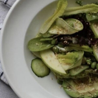 Зелёный салат с авокадо в Тревеллерс кофе по цене 379 ₽