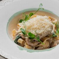 Паста с курицей и вешанками в Деликатес