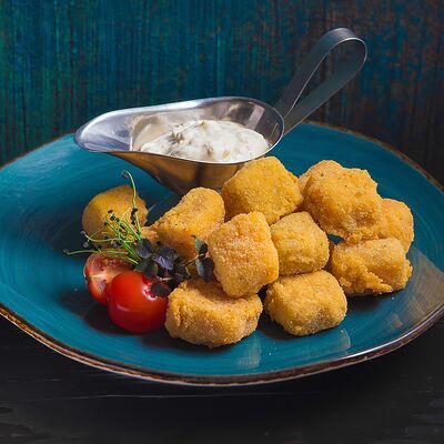 Сыр в хрустящей корочке, соус сливочно-чесночный в Длинный нос по цене 750 ₽