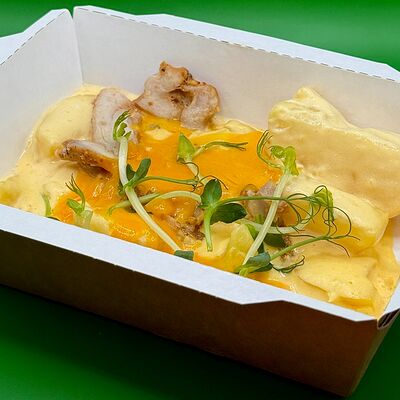 Картофель с сочным цыпленком и Чеддером в сливочно-сырном соусе в Есть не готовить по цене 280 ₽