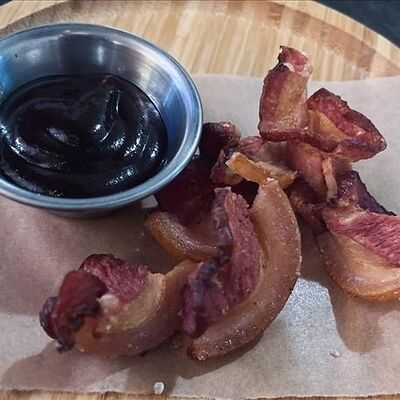 Баварские мясные чипсы в Генрих и Генриетта по цене 200 ₽