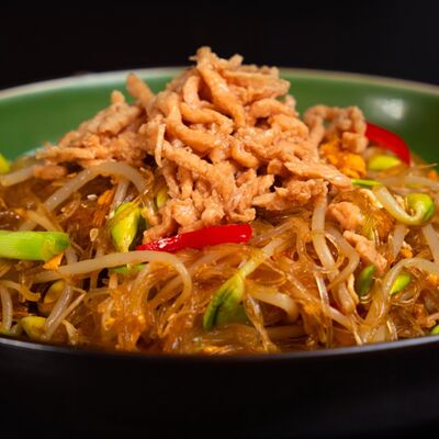 Жареная рисовая лапша с курицей в Чуаньюй по цене 868 ₽