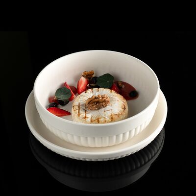 Запеченный камамбер с клубничным соусом и свежими ягодами в Западный сад ! по цене 850 ₽