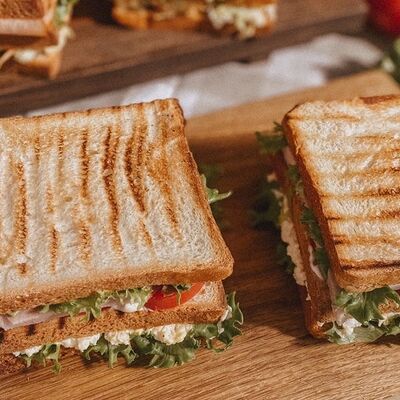 Сэндвич с ветчиной и сырным соусом в Bellucci по цене 320 ₽