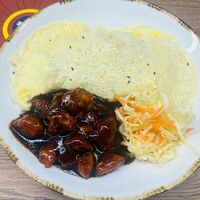 Тушёная курица в соевом соусе с рисом и яйцом 照烧鸡蛋包饭 в Юань вэй
