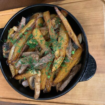 Сковорода с жареным картофелем и говядиной в Extrovert по цене 520 ₽