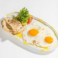 Глазунья с томатами, авокадо и рукколой в Bistro Pizzateca 9.8