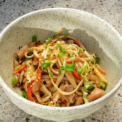 Удон с цыпленкомв Foodmarket по цене 560 ₽