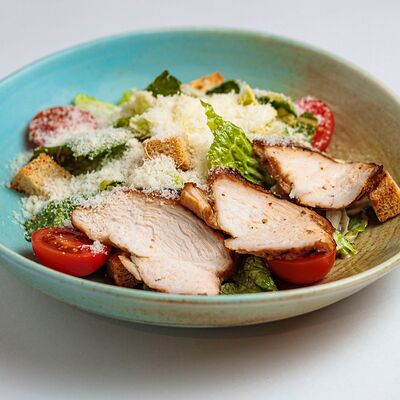 Салат Цезарь c куриным филе в Грин по цене 695 ₽