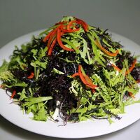 Салат из листьев одуванчика с морскими водорослями в масляном соусе в Panda Express