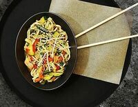 Пшеничный удон с лососем в соусе терияки в Papaya