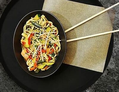 Пшеничный удон с лососем в соусе терияки в Papaya по цене 708 ₽