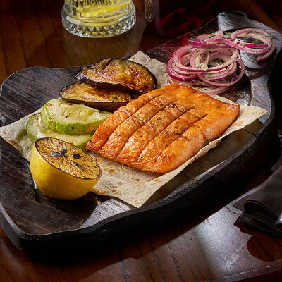 Лосось на огне с овощами гриль в Маради по цене 1735 ₽