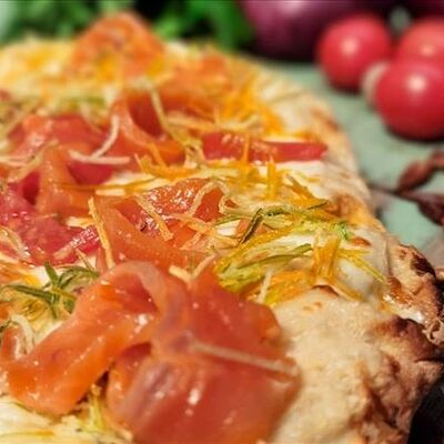 Пицца с форелью и хреном в Дом купчихи Морозовой по цене 1480 ₽