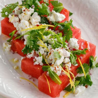 Летний салат из арбуза, феты, кинзы и красного лука в Пряности & Радости на Васильевском по цене 650