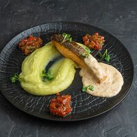 Лосось с пюре и сливочно-ореховым соусом в Jager Meet to Eat