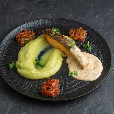 Лосось с пюре и сливочно-ореховым соусом в Jager Meet to Eat по цене 1590 ₽