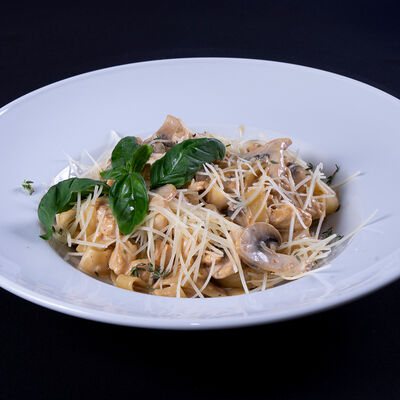 Паста с цыпленком и шампиньонами в Комедия по цене 25 р.