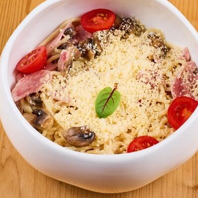 Паста с ветчиной и грибами в 4 сыра по цене 620 ₽