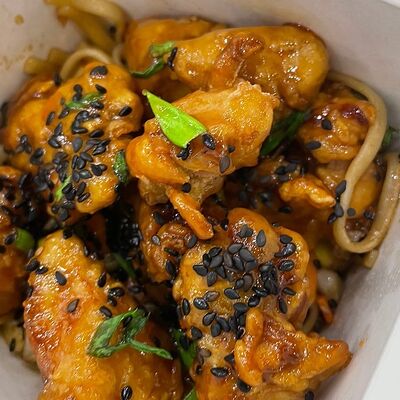 Вок с курицей в соусе карри-манго в Mr.Mao по цене 545 ₽