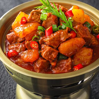 Тушеная говядина с картофелем в котелкев Рисарт по цене 860 ₽