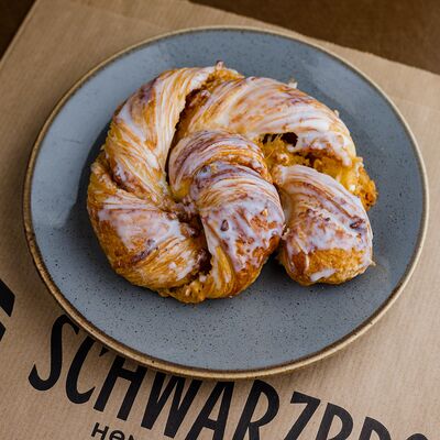 Слойка Hazelnut в SCHWARZBROT немецкая пекарня по цене 120 ₽