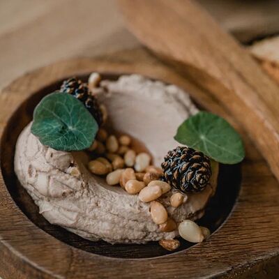 Паштет из печени цыплёнка, варенье из молодых сосновых шишек, кедровый орех, бриошь в Ветви по цене 515 ₽