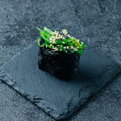 Гункан с чукой в Rolls Bar по цене 103 ₽