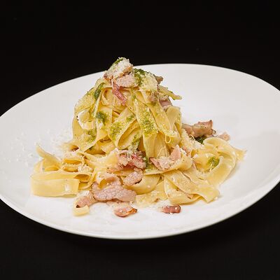 Паста Карбонара в Harats Pub по цене 598 ₽