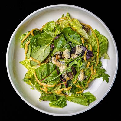 Теплый салат с телятиной в Вирид ярд по цене 900 ₽