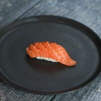 Нигири Лосось в Is Ku Sushi Ramen Bar