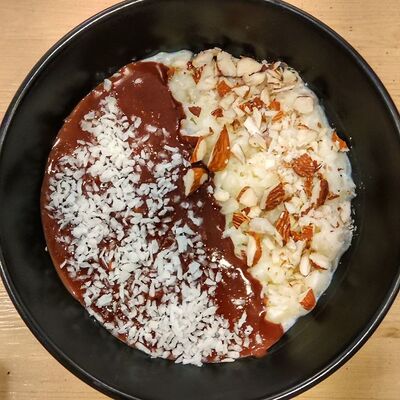 Рисовая каша с шоколадом и миндалем в Dobro coffee microroasters по цене 310 ₽