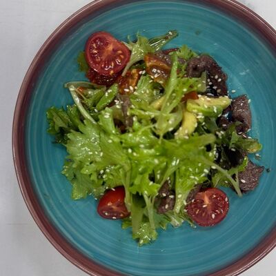 Салат теплый с говяжьей вырезкой в Золотая рыбка по цене 750 ₽