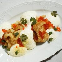Сырный мусс с икрой и блинамив Pioner