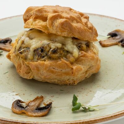 Жюльен с филе цыпленка и грибами в Room-cafe по цене 560 ₽