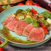 Салат с ростбифом и печеными овощами в Луиджи & Тосё