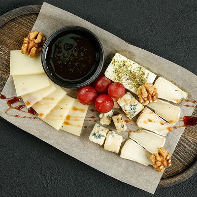 Сырная тарелка в Brooklyn Bowl по цене 949 ₽