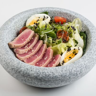 С тунцом, миксом салатов и яйцом в Градус Баллинга по цене 720 ₽