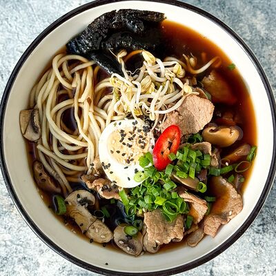 Рамен с говядиной, пшеничной лапшой, грибами и яйцом в Food market skolkovo по цене 720 ₽