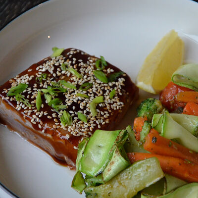 Стейк из тунца с овощным соте в Гости, бистро по цене 960 ₽