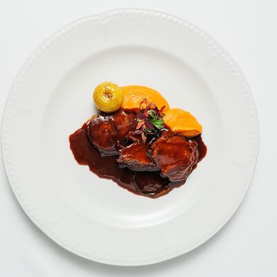 Телячьи щечки Бразато с пюре из бататав Romeo's restaurant по цене 1390 ₽