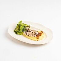 Индейка с грибами в сливочном соусе с картофельным пюре и огурцом в Британские Пекарни